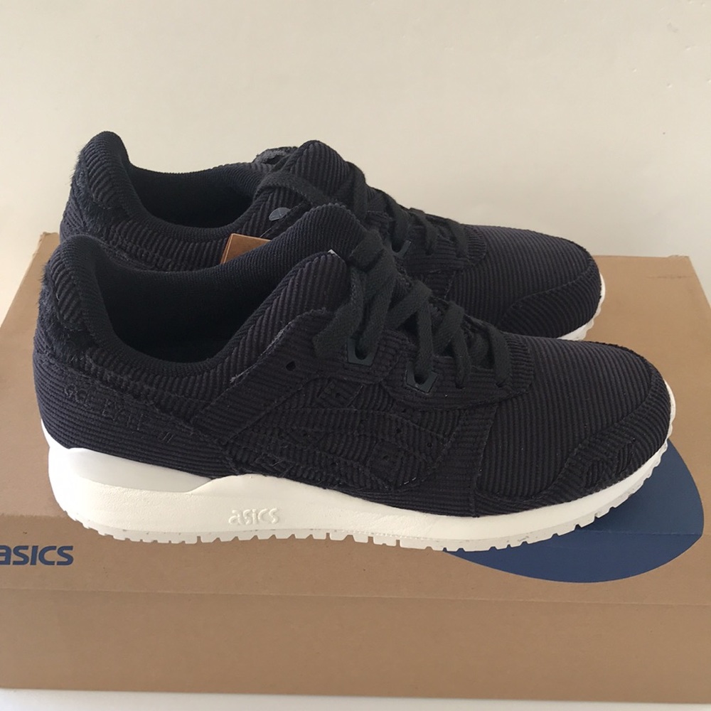 Asics Women's Lyte Classic Sneaker Size 7 Black/ White - Picture 2 of 13